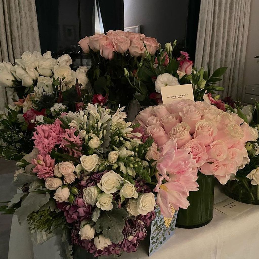 Lisa Vanderpump mit Blumensträußen