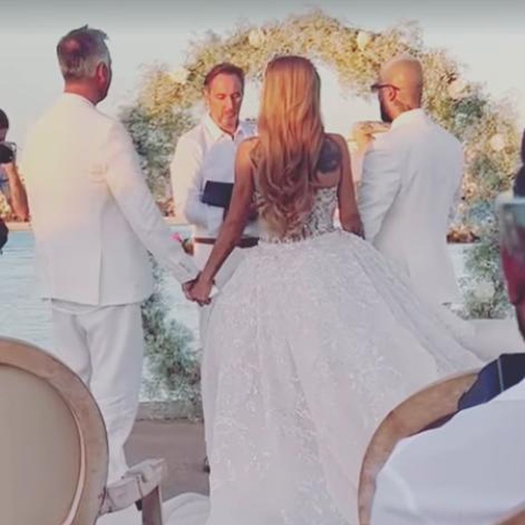 Lisha und Lou mit Lishas Vater (l.) an ihrer Hochzeit