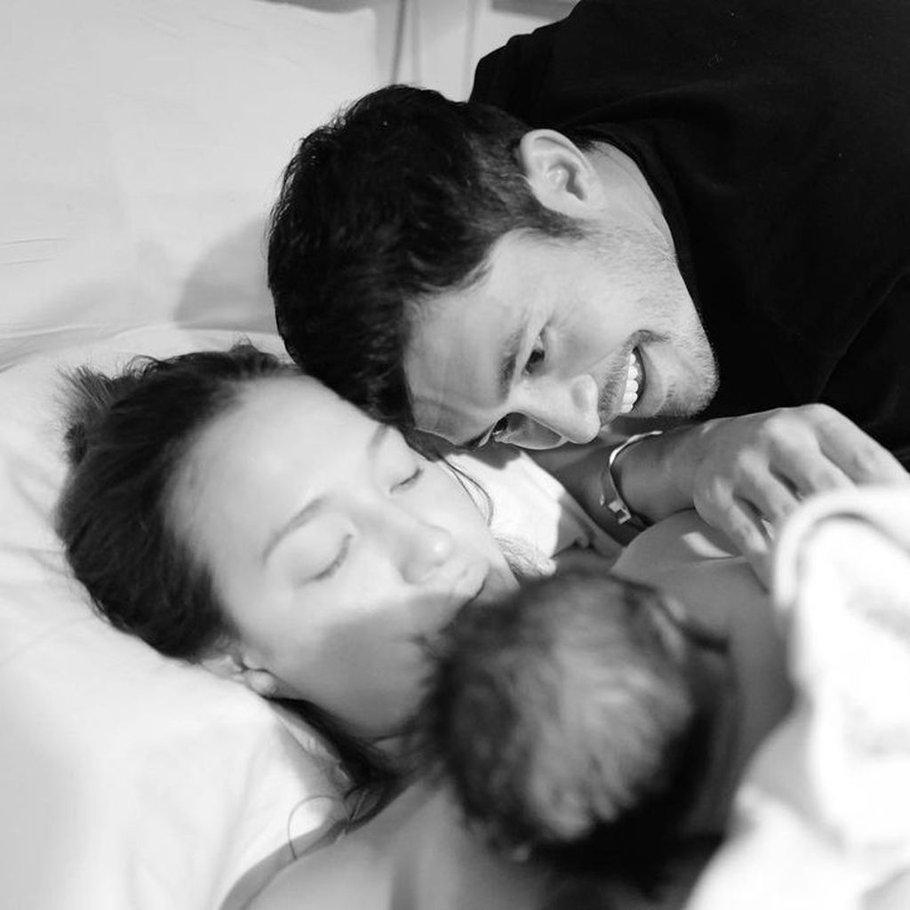 Liv Lo und Henry Golding mit ihrem Baby, April 2021