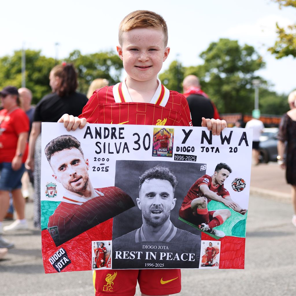 Liverpool-Fan zeigt ein Poster zu Andre Silva und Diogo Jota vor dem Testspiel in Preston