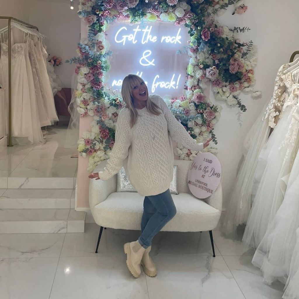 Liz McClarnon im Brautmodengeschäft