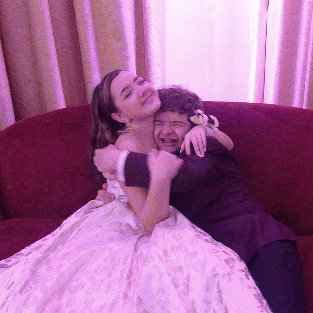 Lizzy Yu und Gaten Matarazzo beim Schulball