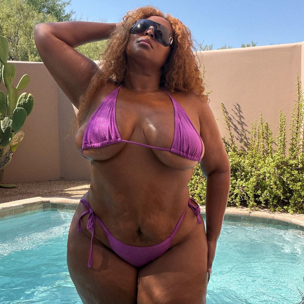 Lizzo posiert in einem knappen, pinken Bikini