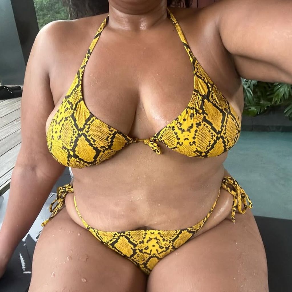 Sängerin Lizzo reagiert mit Bikini-Seflie auf Hater, Dezember 2025.
