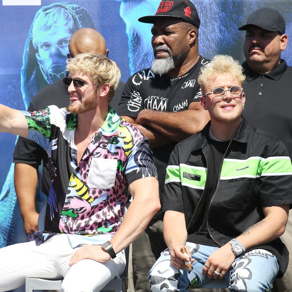 Logan Paul und Jake Paul auf der Bühne