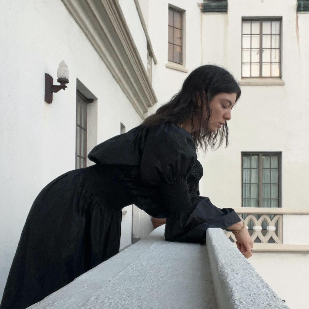 Lorde guckt vom Balkon
