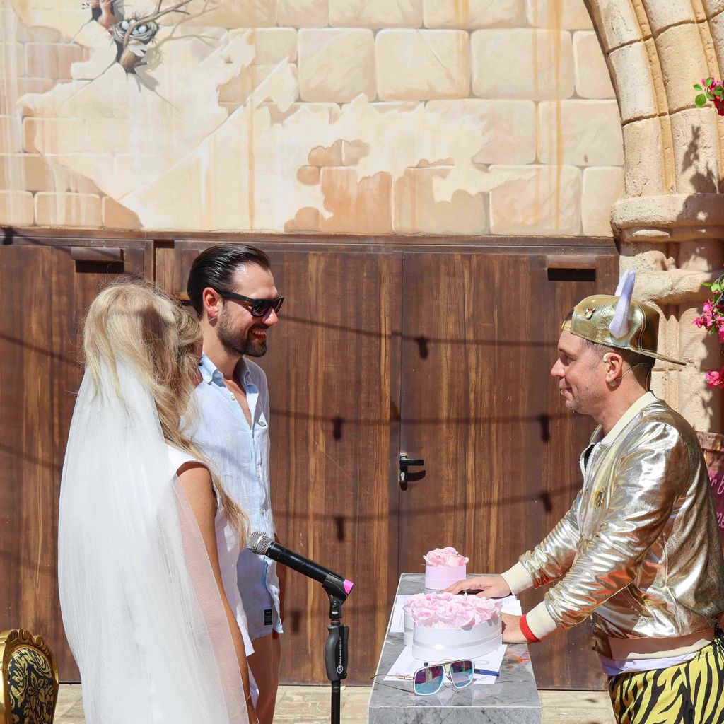 Lorenz Büffel eröffnet die Bueffels Mega Chapel im Megapark Mallorca