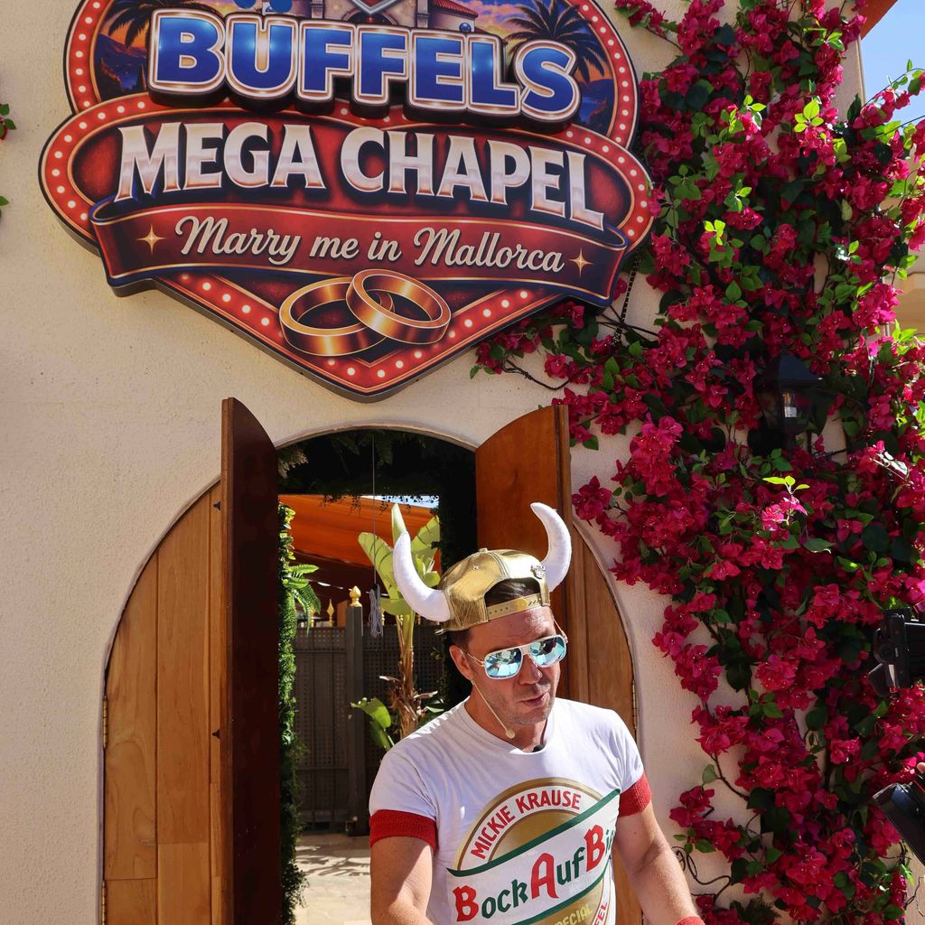 Lorenz Büffel eröffnet mit Stefan Scheichl-Gierten die "Büffels Mega Chapel" im Megapark auf Mallorca