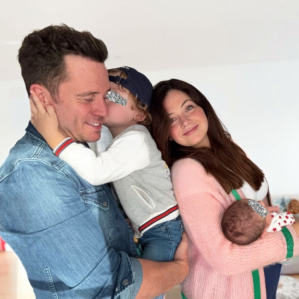 Lorenz Büffel und Emily Gierten mit ihren zwei Kindern