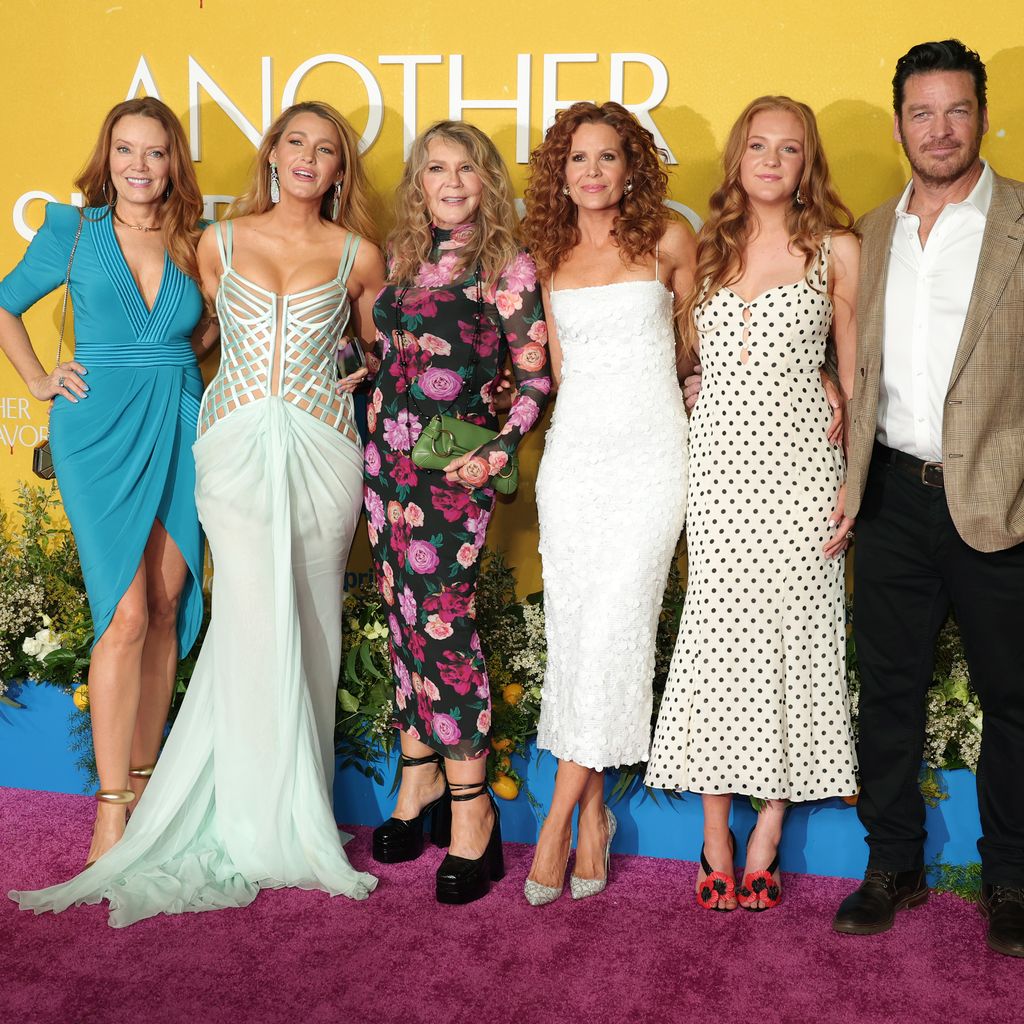 Lori Lively, Blake Lively, Elaine Lively, Robyn Lively, Isabela Ferrer und Bart Johnson, April 2025