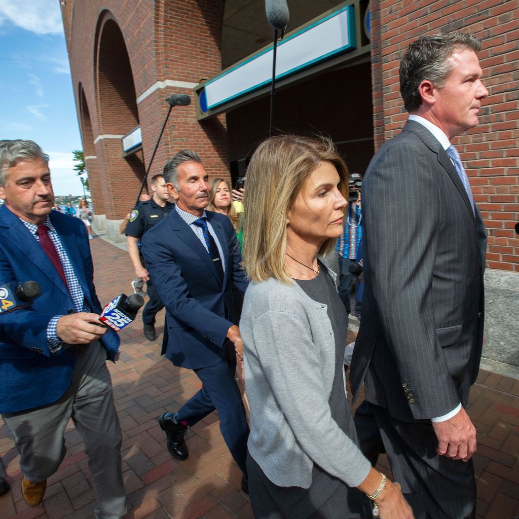 Lori Loughlin und Mossimo Giannulli verlassen ein Gerichtsgebäude in Boston