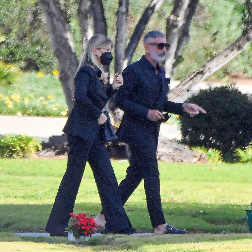 Lori Loughlin und ihr Mann Mossimo Giannulli bei Bob Sagets Beerdigung im Januar 2022