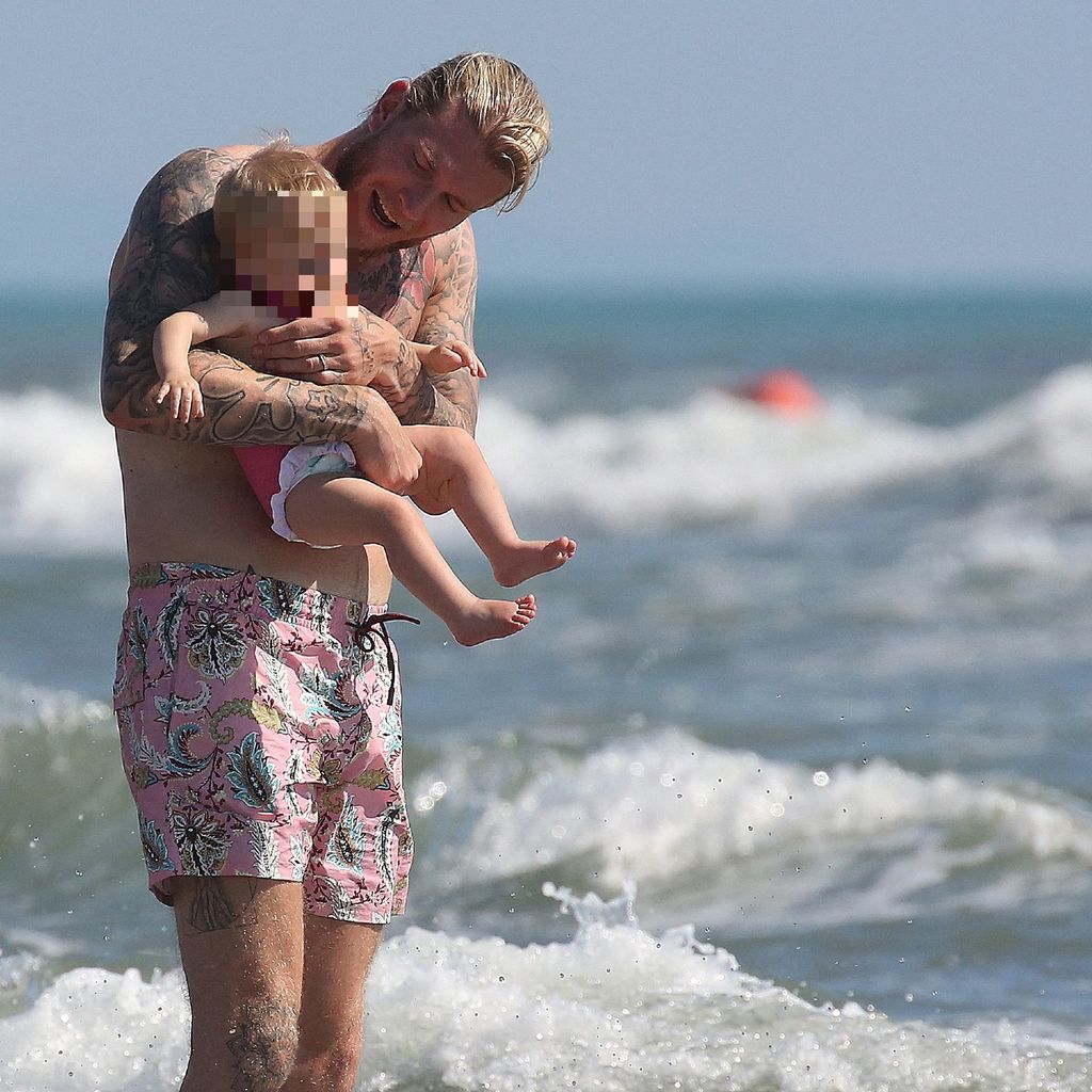 Fußballstar Loris Karius mit seiner Tochter Aria