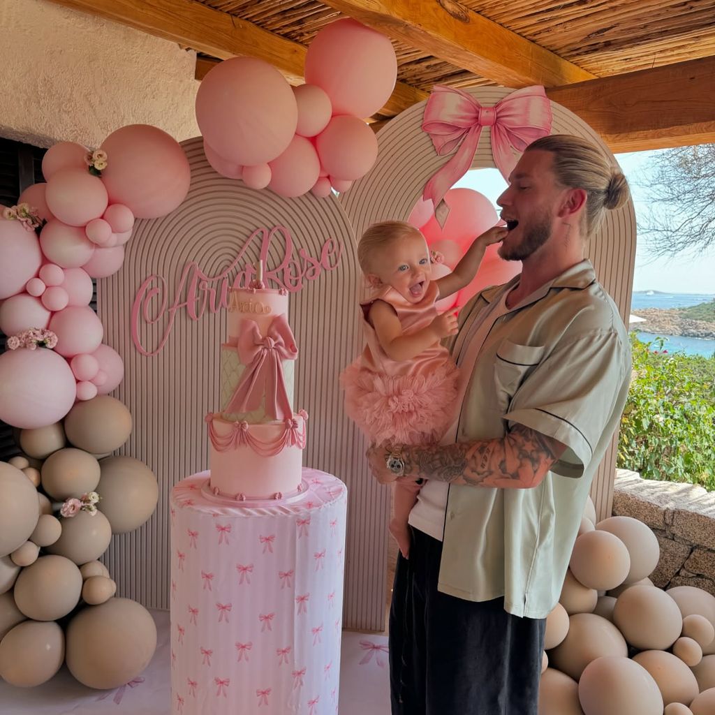 Loris Karius und seine Tochter Aria im August 2024