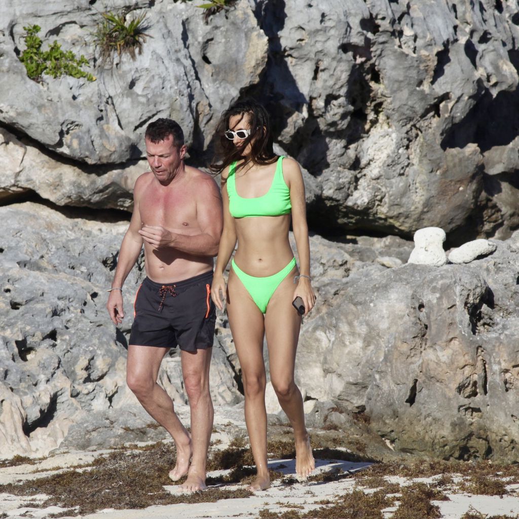 Lothar Matthäus mit einer Unbekannten am Strand von Tulum, Mexiko