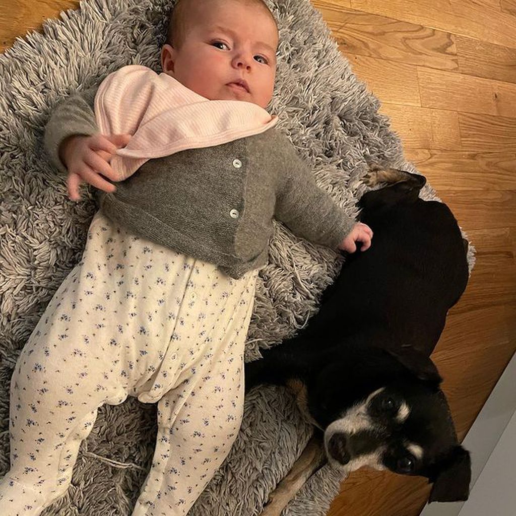 Marina Hoermanseders Tochter Lotti und Hund Peanut