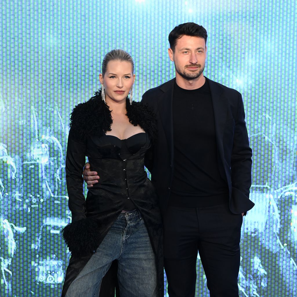 Bei der UK-Premiere von "Hit Me Hard And Soft: The Tour" im Odeon Luxe Leicester Square: Lottie Moss und Themy Kalaitzis