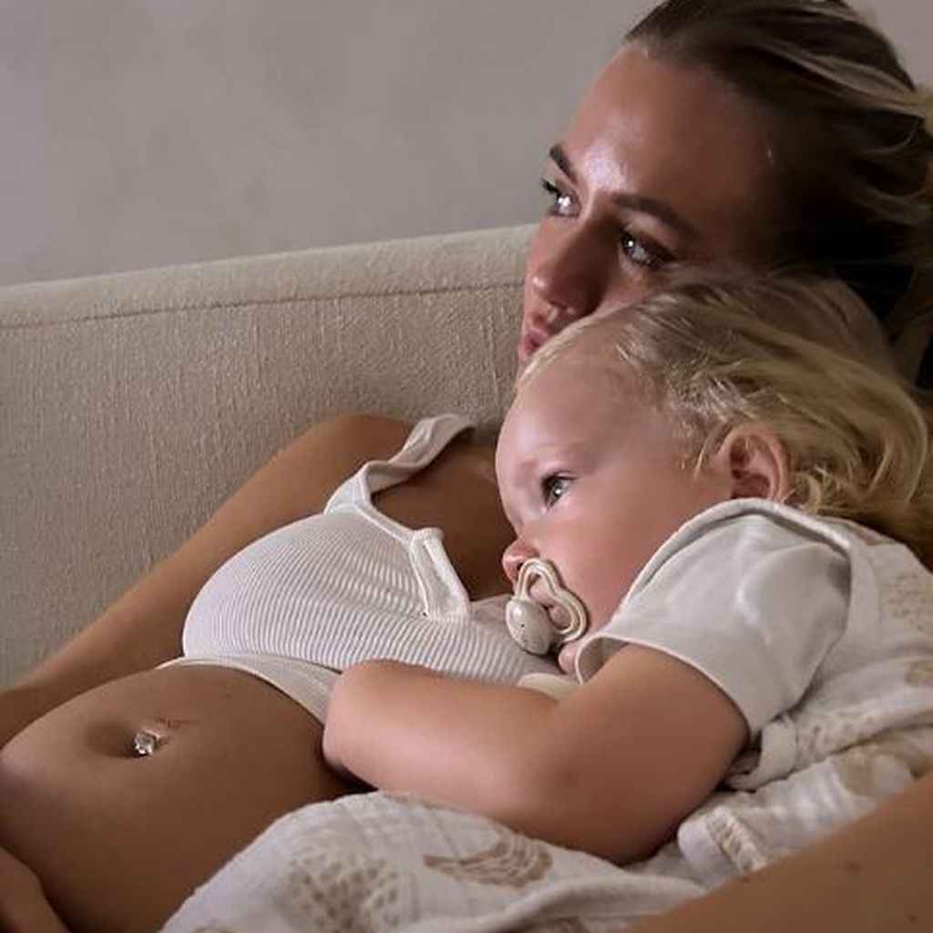 Lottie Tomlinson und ihr Sohn Lucky im Juli 2024