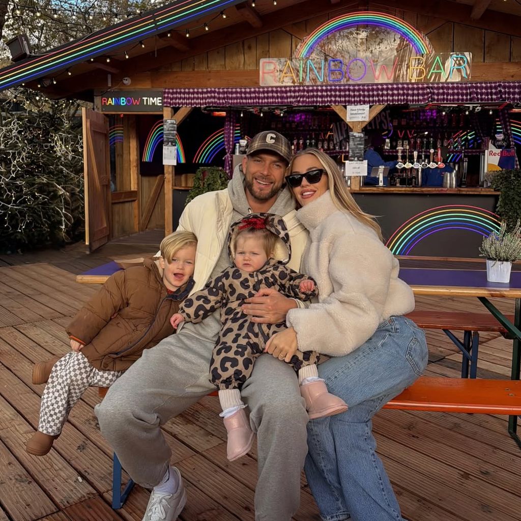 Lottie Tomlinson und Lewis Burton mit ihren Kindern