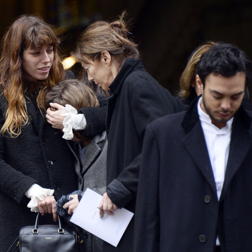 Lou Doillon, ihr Sohn Marlowe Mitchell und Jane Birkin bei Kate Barrys Beerdigung im Dezember 2013
