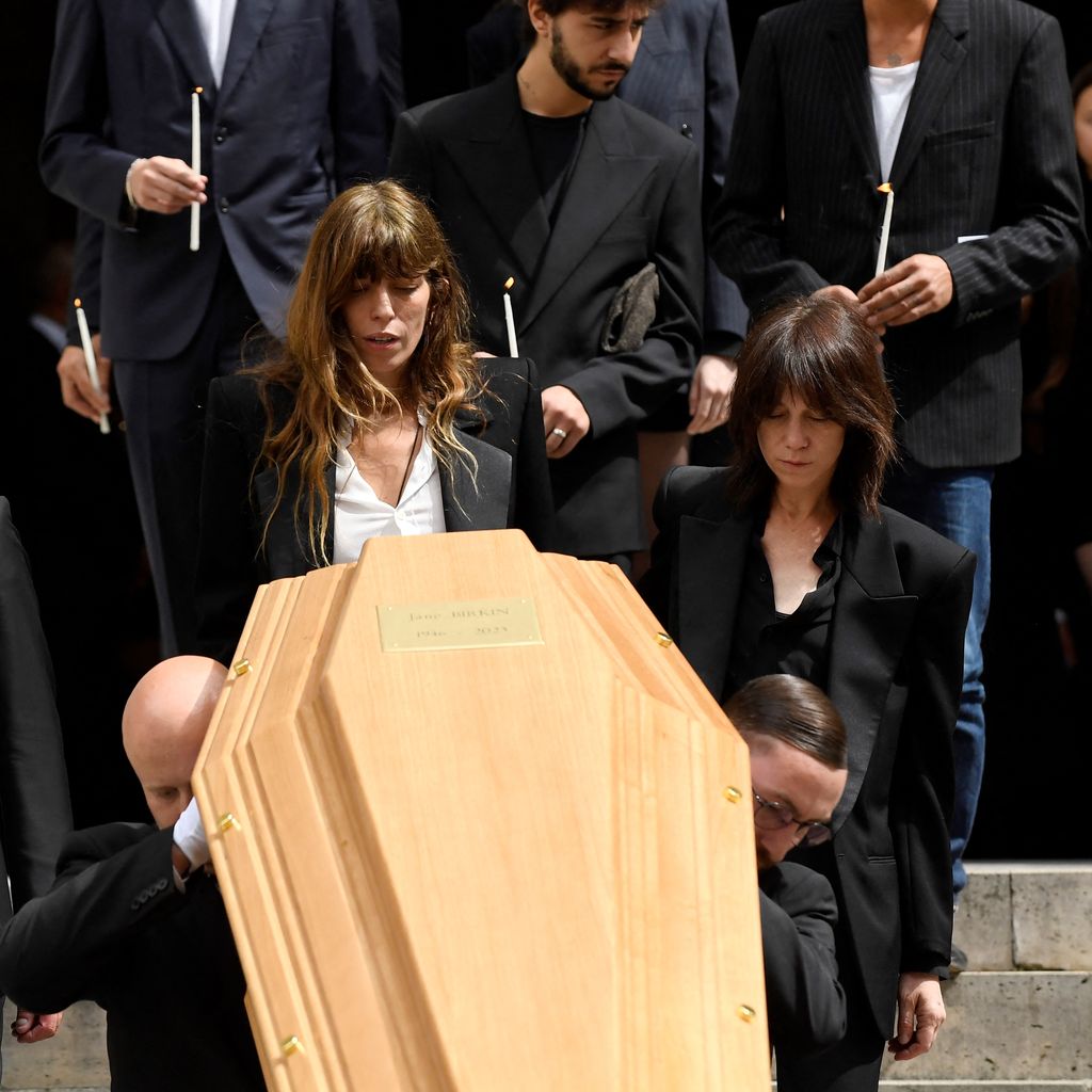 Lou Doillon und Charlotte Gainsbourg an Jane Birkins Trauerfeier