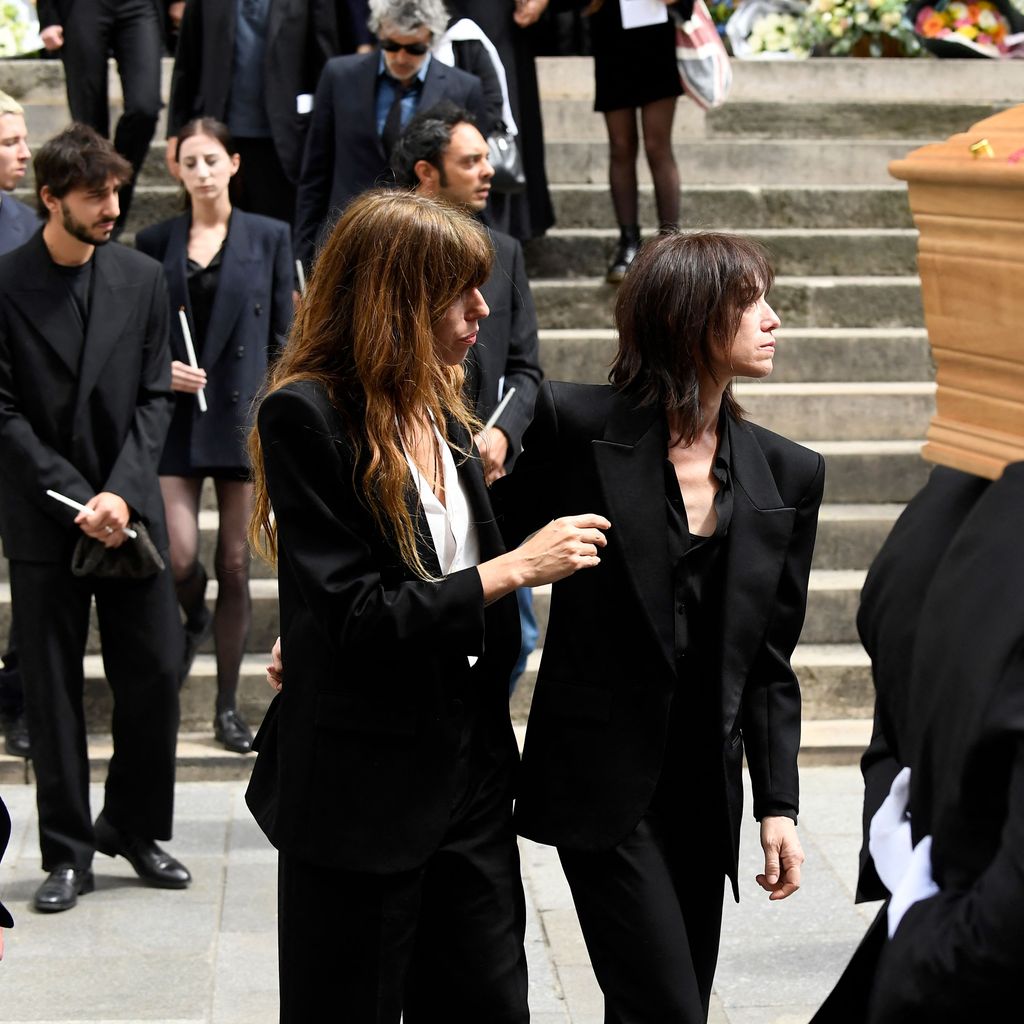 Lou Doillon und Charlotte Gainsbourg an Jane Birkins Trauerfeier