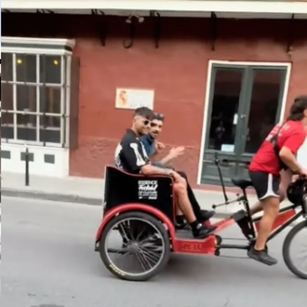 Louis Tomlinson und Zayn Malik in einer Rikscha