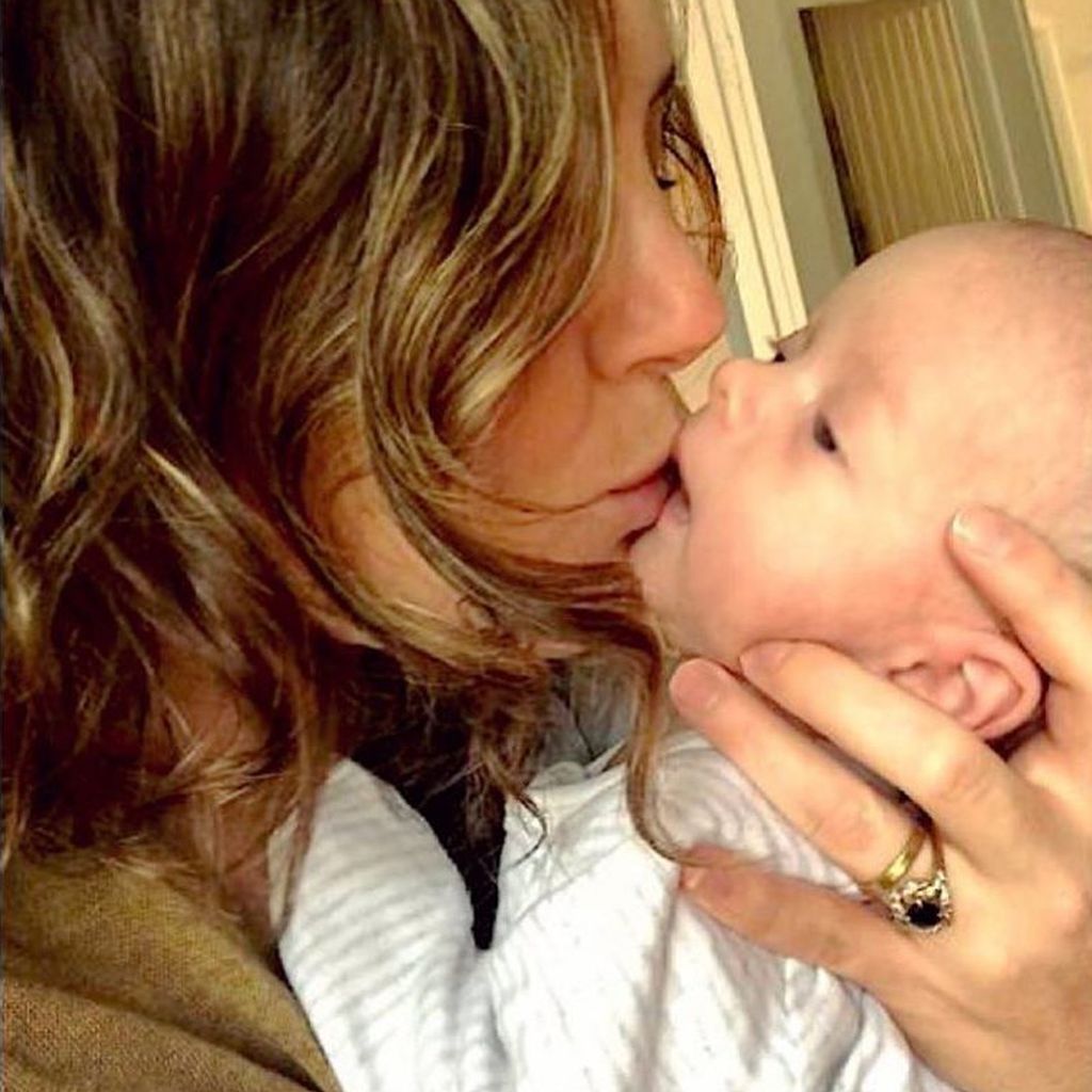 Joshua Sasses Ehefrau Louisa Ainsworth mit ihrem Baby