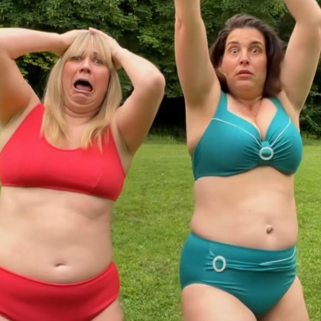 Louisa Dellert und Elena Uhlig im Bikini