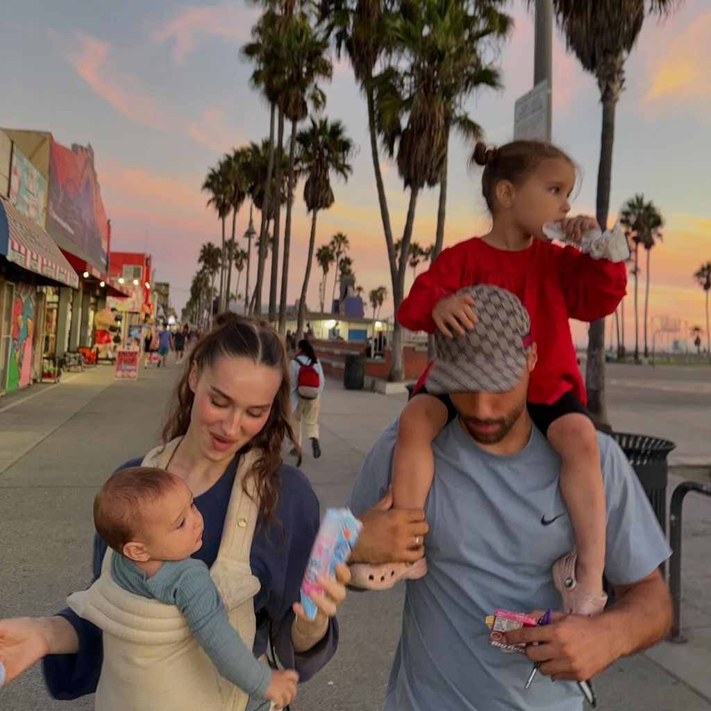 Louisa und Nader Jindaoui, Influencer, mit ihren Kindern