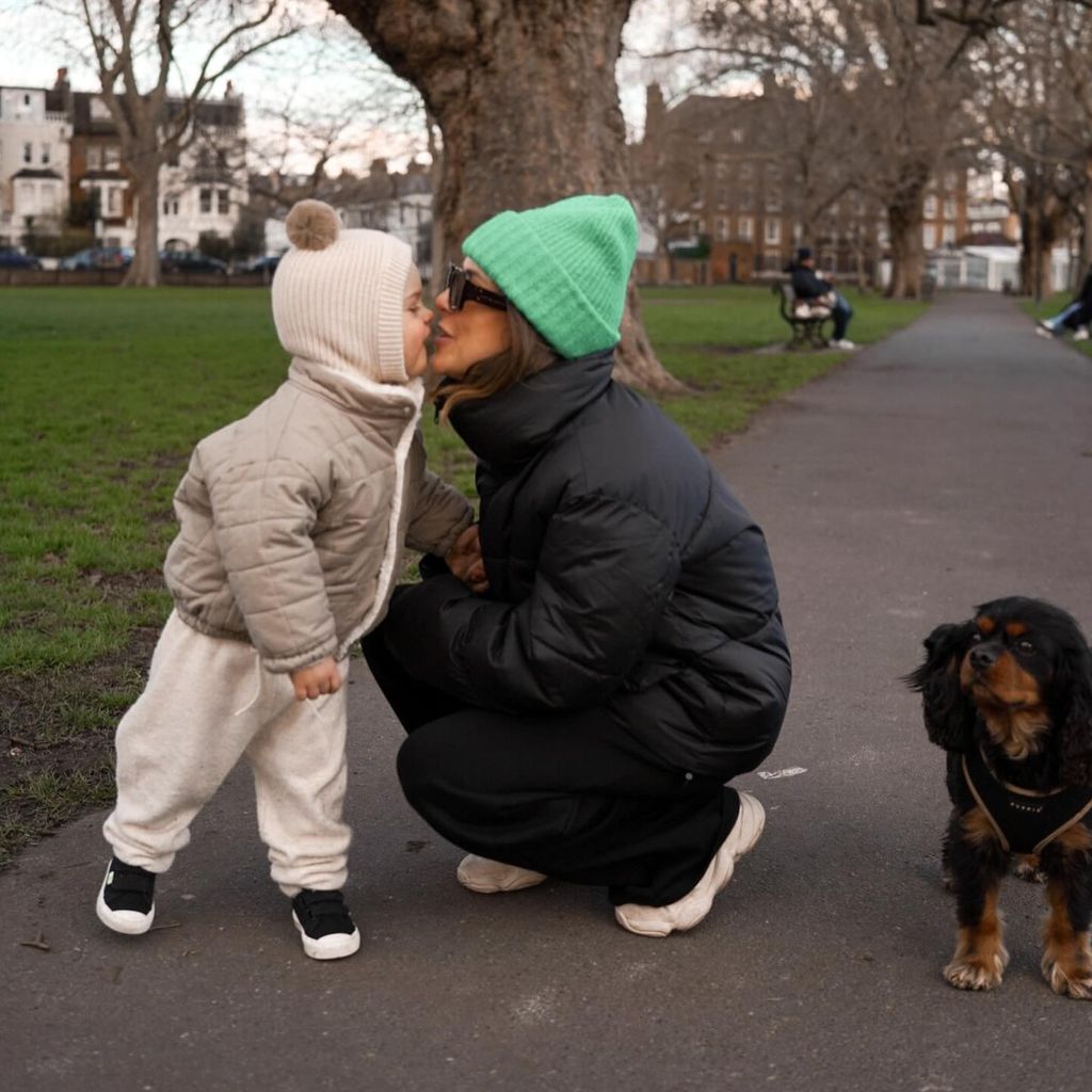 Louise Thompson mit ihrem Sohn im Park