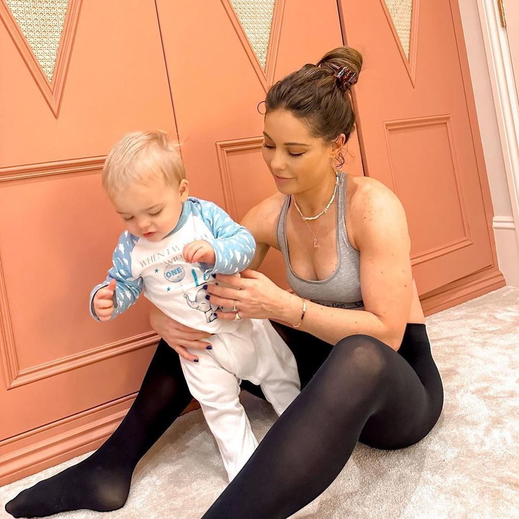 Louise Thompson mit ihrem Sohn, November 2022