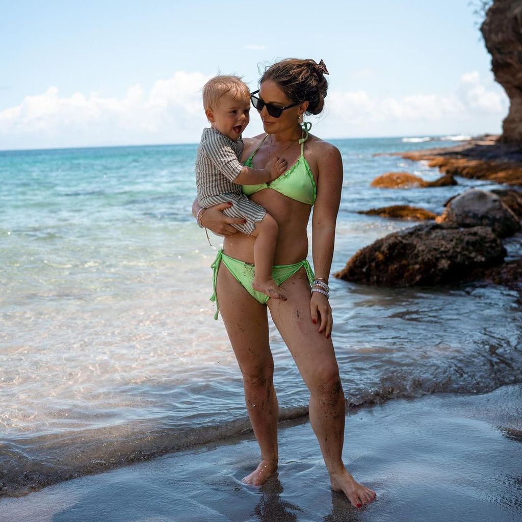Louise Thompson mit ihrem Sohn, Mai 2023