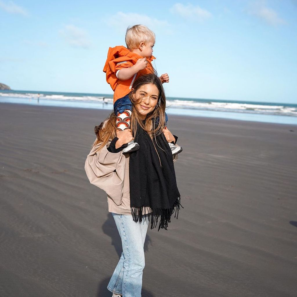 Louise Thompson mit ihrem Sohn, 2023