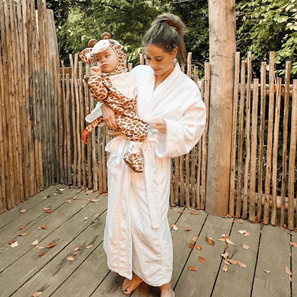 Louise Thompson mit ihrem Sohn, Oktober 2022