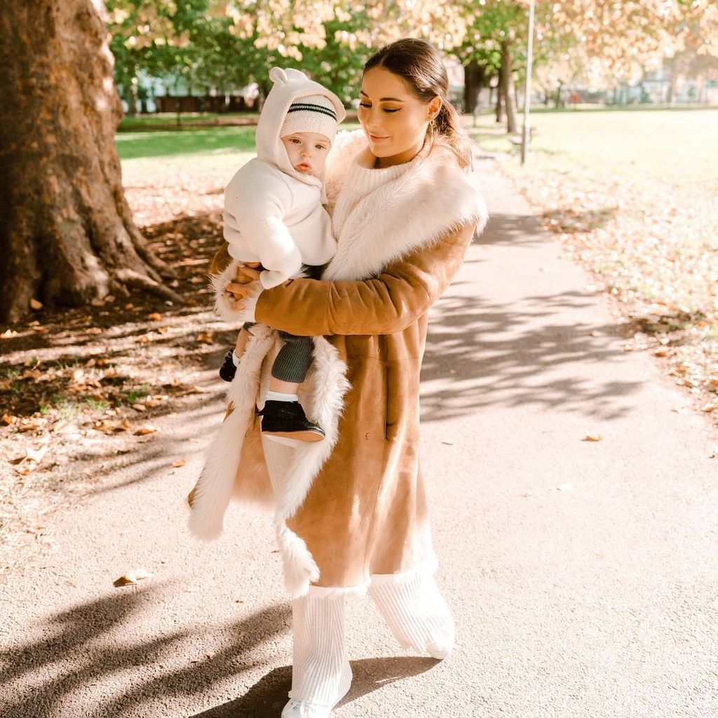 Louise Thompson mit ihrem Sohn Leo, 2022