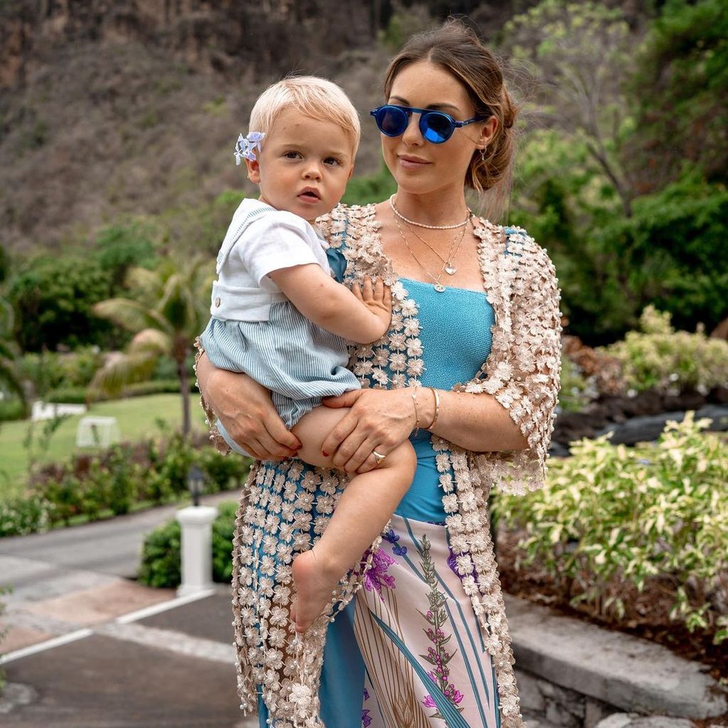 Louise Thompson mit ihrem Sohn Leo im Juni 2023