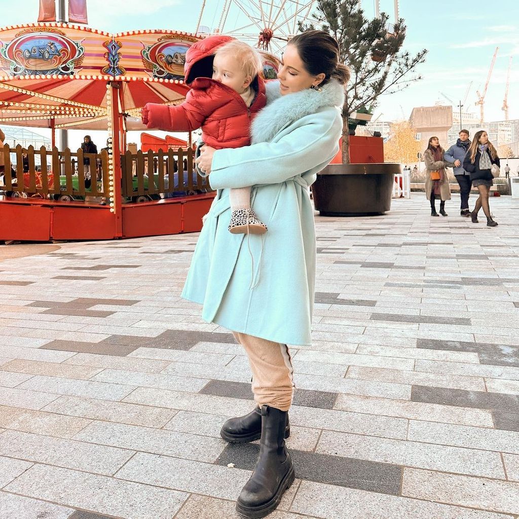 Louise Thompson und ihr Sohn Leo im Dezember 2022