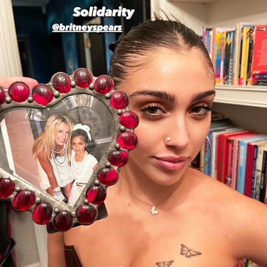 Lourdes Leon mit einem Foto von sich und Britney Spears