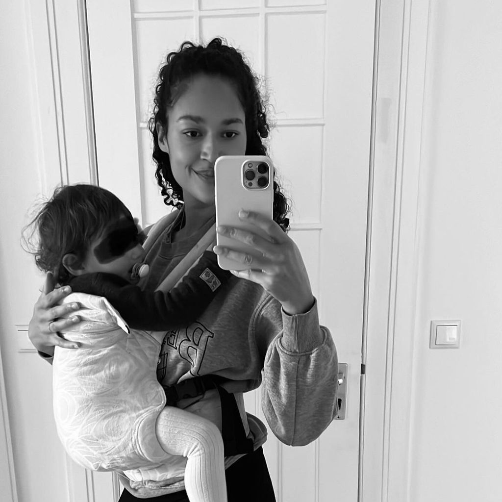 Lovelyn Enebechi mit ihrem Kind