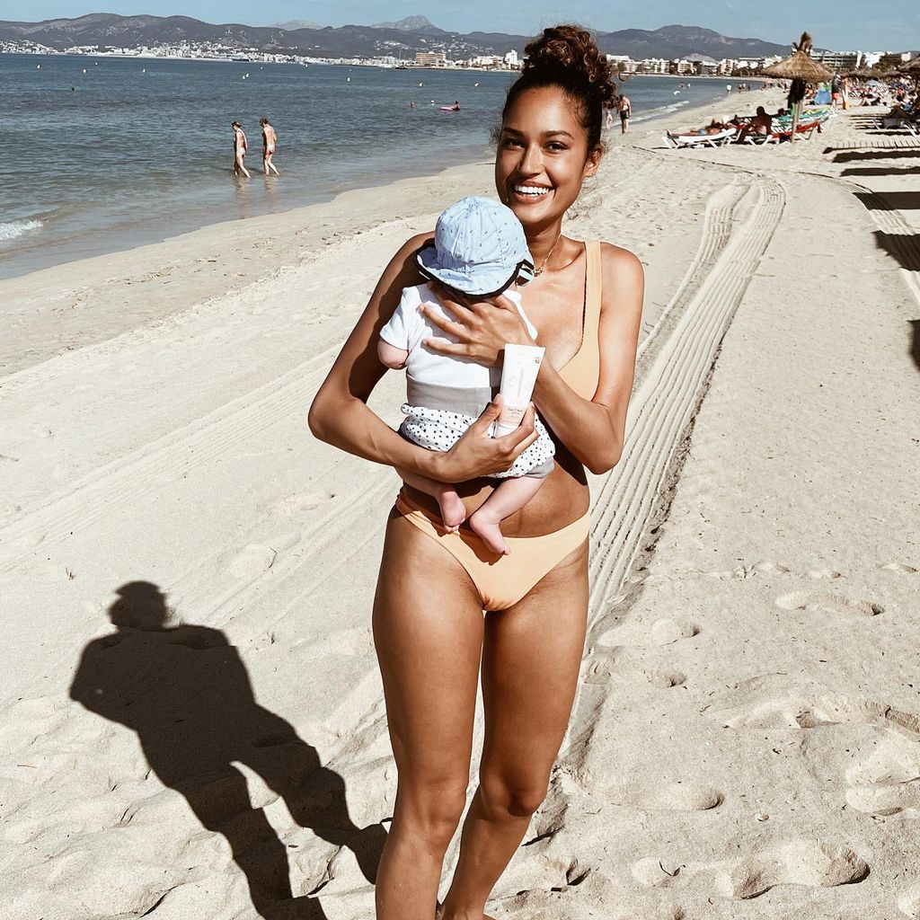 Lovelyn Enebechi mit ihrem Sohn Levi, Juni 2022
