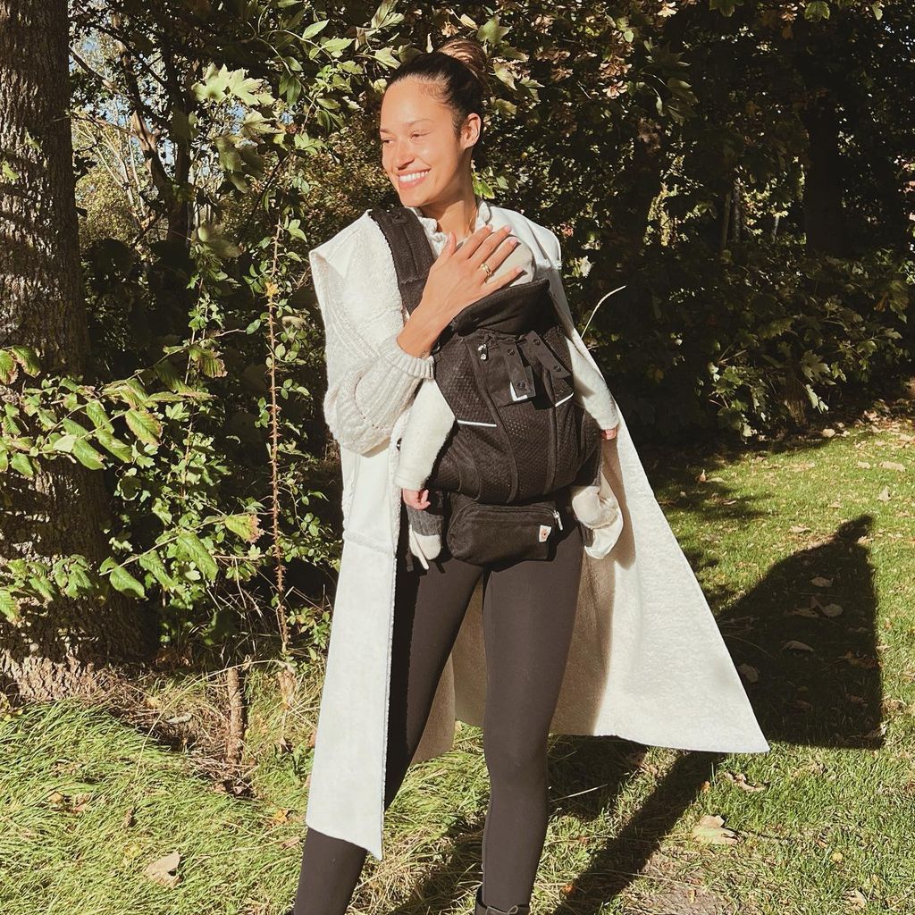 Lovelyn Enebechi mit ihrem Sohn Levi, Oktober 2022