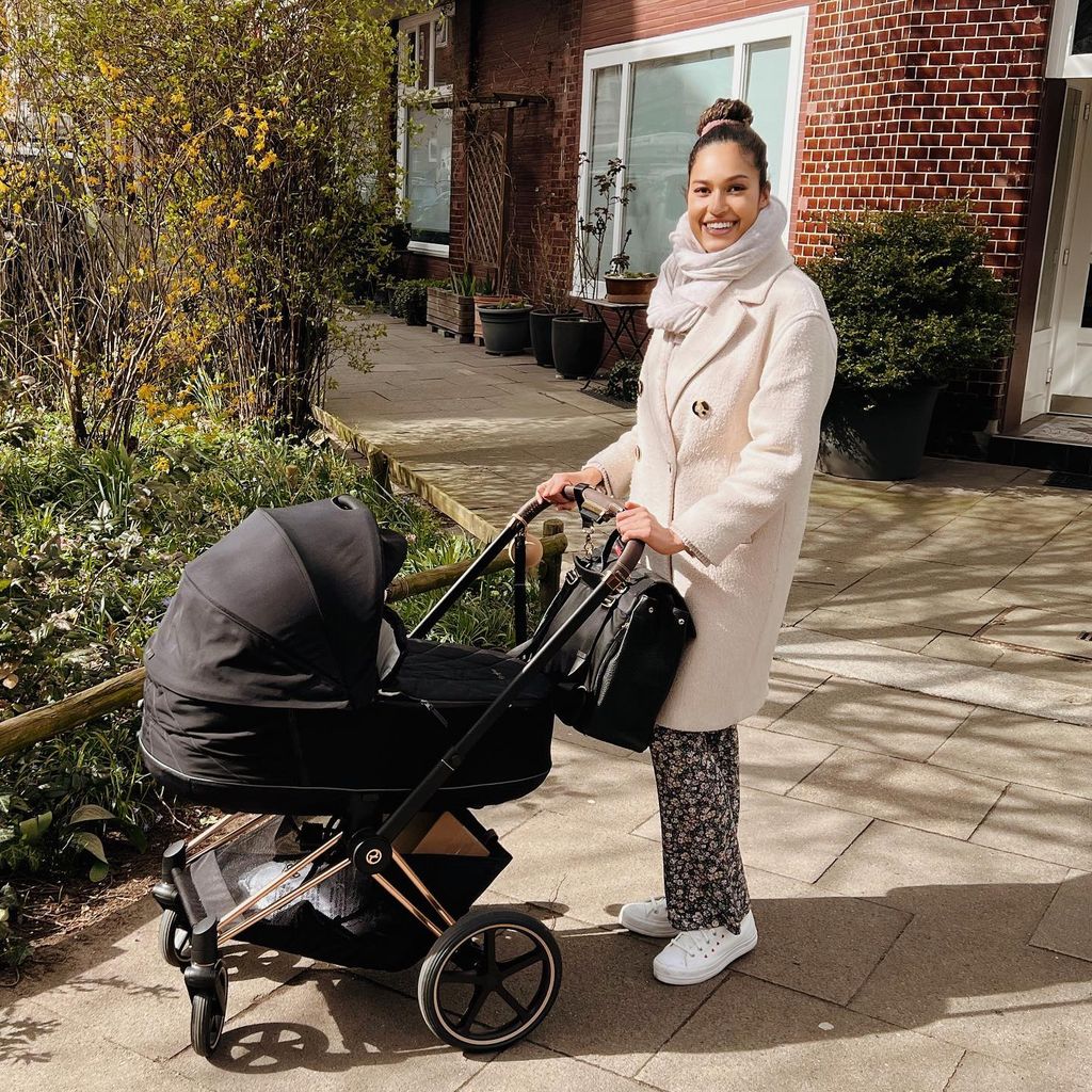 Lovelyn Enebechi mit Kinderwagen, April 2022