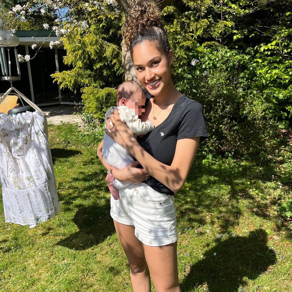 Lovelyn Enebechi mit ihrem Sohn Levi im Mai 2022