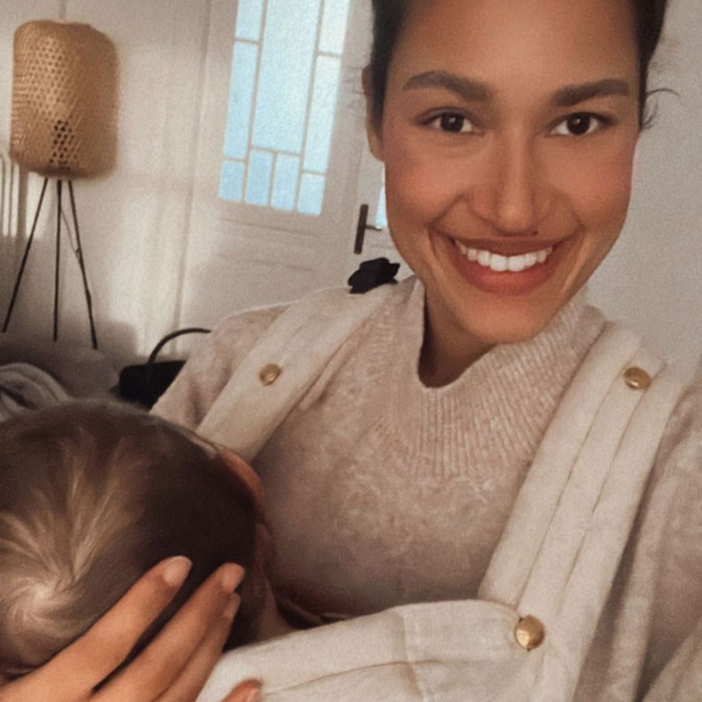 Lovelyn Enebechi und ihr Sohn Levi im Februar 2023