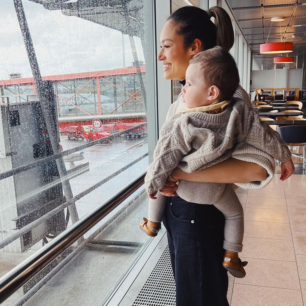 Lovelyn Enebechi und ihr Sohn Levi im März 2023