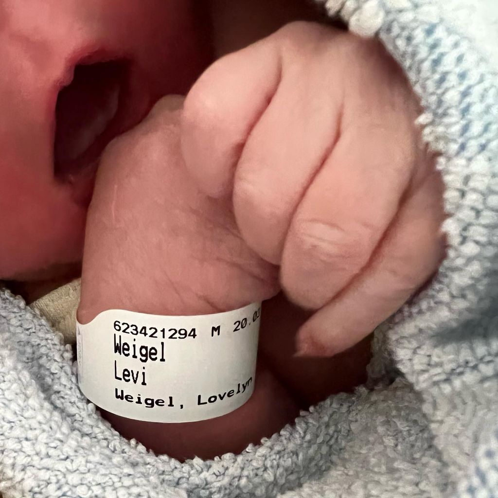 Lovelyn Enebechis Sohn Levi