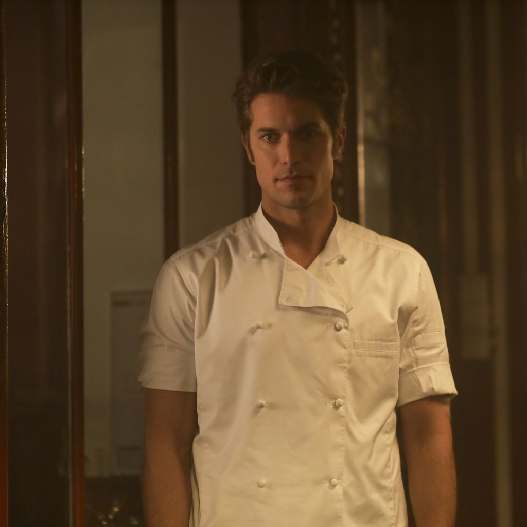 Lucas Bravo als Gabriel in "Emily in Paris"