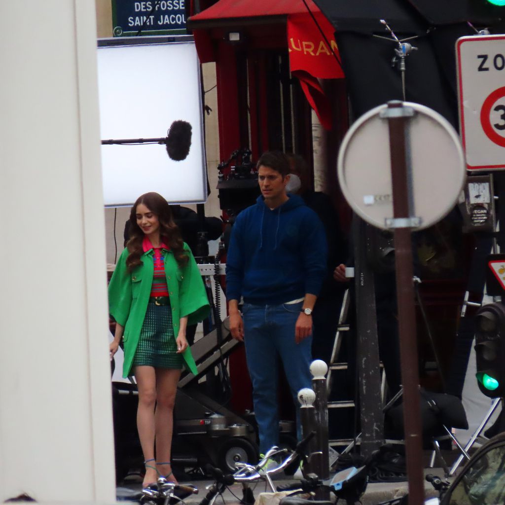 Lily Collins und Lucas Bravo am Set von "Emily in Paris"