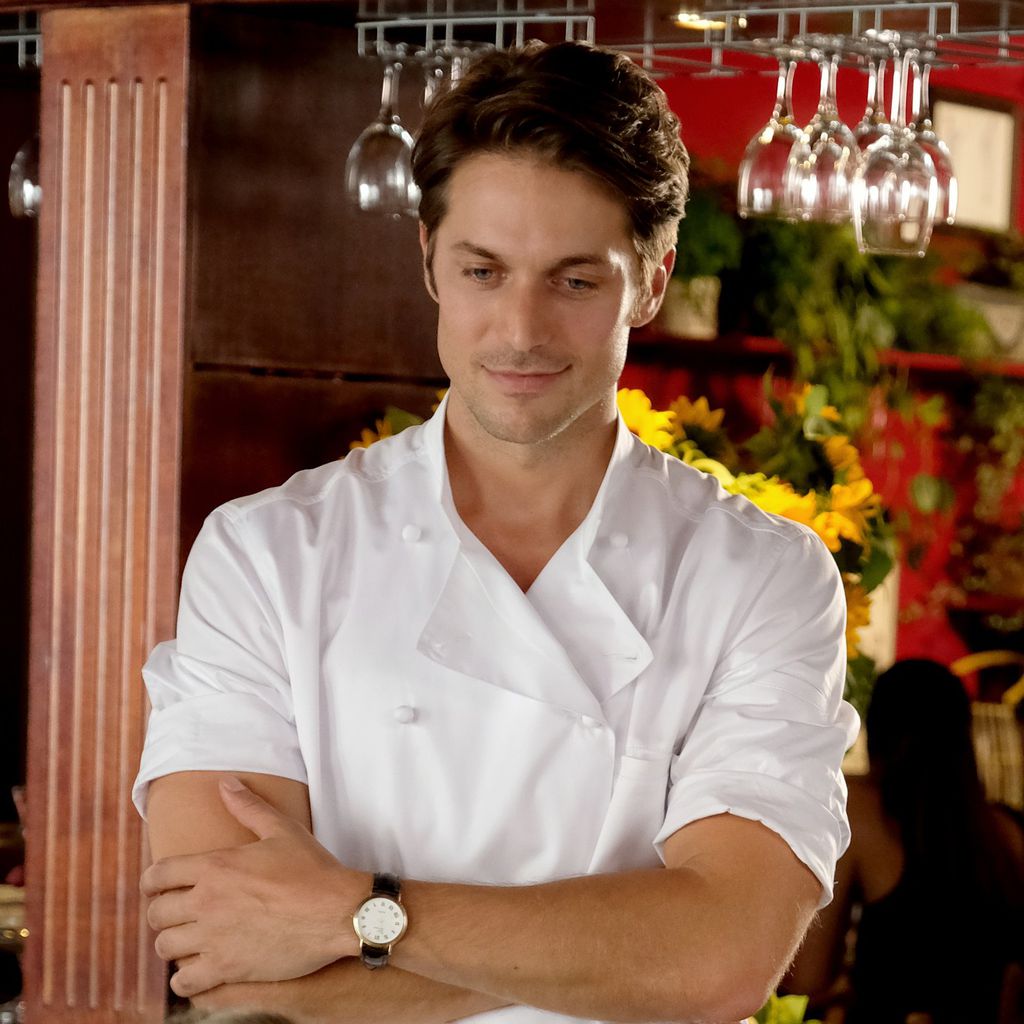 Lucas Bravo in einer "Emily in Paris"-Szene